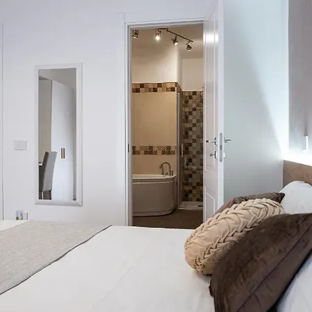 Bed & Breakfast A Due Passi -